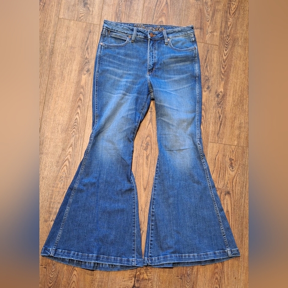 Wrangler Women's High Rise  Flare Jeans ☆Size 30x32☆ - Picture 2 of 6